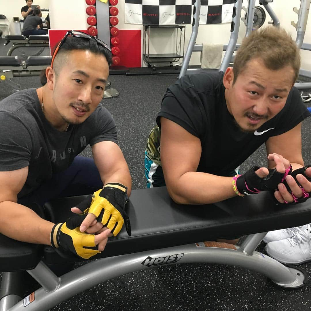 中田翔さんのインスタグラム写真 - (中田翔Instagram)「今日もジム行ってきました！！ ジムに着いたら剛さんからの手紙が。。笑 僕より先にトレーニングをしていたみたいです！！ この手紙を見て笑ってしまいました！！ 頑張ります！笑！ #西岡剛#中田翔」11月20日 12時36分 - shonakata_official