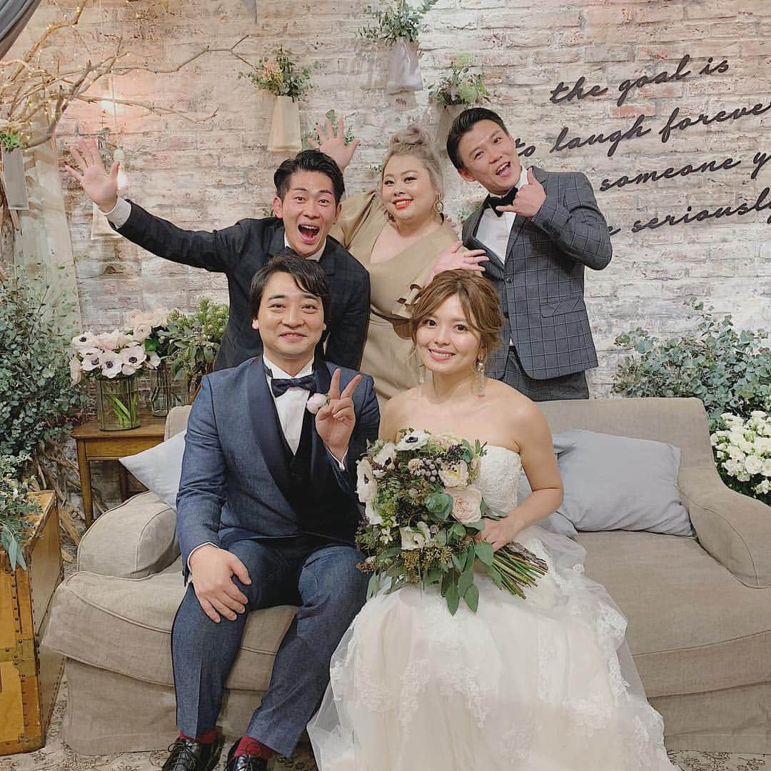 渡辺直美さんのインスタグラム写真 - (渡辺直美Instagram)「同期の斉藤慎二、さおりんの結婚式でした🤵👰 乾杯の挨拶させてもらいました🥂 めちゃハッピーですごく笑った素敵な式でした💖 ドレスコードがベージュだったから ベージュシスターズが至る所にw  4枚目に関しては大学から結成してるアカペラグループ感😂 あと結婚式で毎回私だけに大量のパンをお店に頼んで送りつけてくるまっちゃんだけど、実際有難い😘w 今年だけで何回結婚式行ったのだろうか。ウェディングケーキもワンホール分は食ったぞ。幸せのおすそ分けは十分いただいているはずだ。 しんたん、さおりんおめでとう㊗️」11月20日 12時34分 - watanabenaomi703