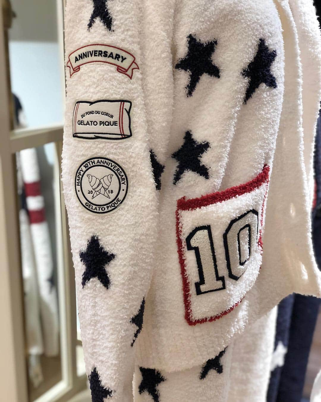 ジェラートピケさんのインスタグラム写真 - (ジェラートピケInstagram)「10th Anniversary ★ ☆ FAMILY UNIFORM ★☆ まるでチームユニホーム🚩 スペシャルメイドで仕上げた、10周年記念のmoco mocoウェアが入荷しました。  Anniversaryワッペンを豪華に飾り、ボディはスター柄で最高にHappyなデザインに。  気分は冬のオリンピック⛷⁈ Kidsサイズもご用意しました。 ご家族で是非お愉しみ下さい⛄️⛄️⛄️⛄️ #gelatopique  #10thanniversary  #10周年記念  #ユニホーム  #家族であたたか #star  #knit  #mocomoco  #ふわふわ  #ふわもこ  #ジェラートピケ  #kidsfashion  #kids  #homesweethome」11月20日 12時39分 - gelatopique_official