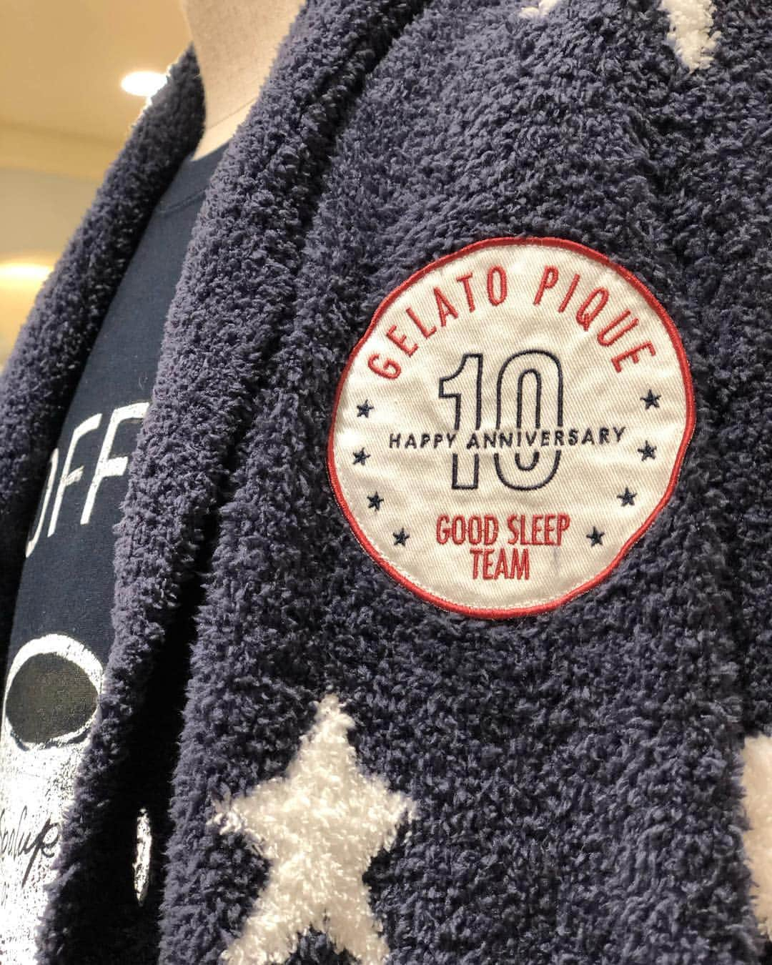 ジェラートピケさんのインスタグラム写真 - (ジェラートピケInstagram)「10th Anniversary ★ ☆ FAMILY UNIFORM ★☆ まるでチームユニホーム🚩 スペシャルメイドで仕上げた、10周年記念のmoco mocoウェアが入荷しました。  Anniversaryワッペンを豪華に飾り、ボディはスター柄で最高にHappyなデザインに。  気分は冬のオリンピック⛷⁈ Kidsサイズもご用意しました。 ご家族で是非お愉しみ下さい⛄️⛄️⛄️⛄️ #gelatopique  #10thanniversary  #10周年記念  #ユニホーム  #家族であたたか #star  #knit  #mocomoco  #ふわふわ  #ふわもこ  #ジェラートピケ  #kidsfashion  #kids  #homesweethome」11月20日 12時39分 - gelatopique_official