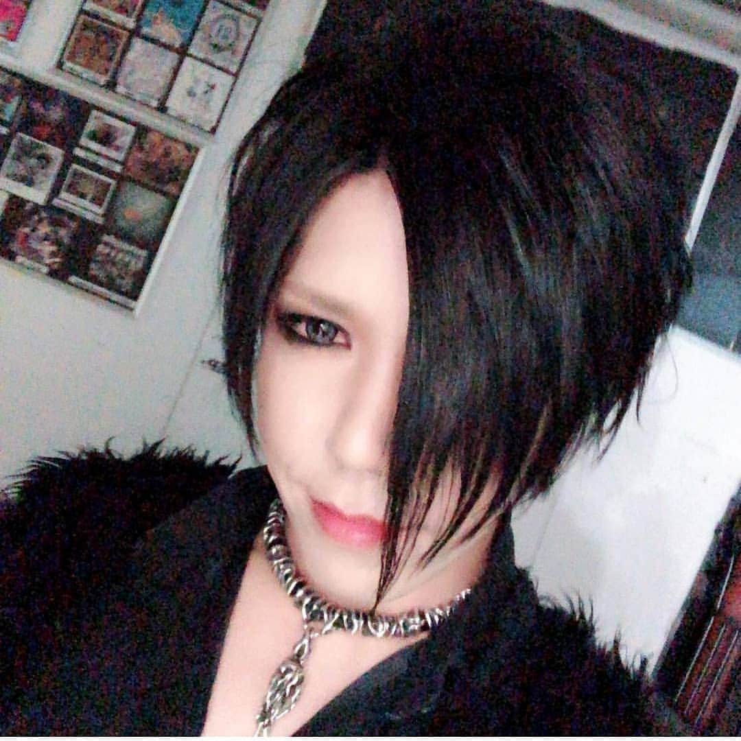 the GazettEのインスタグラム：「ほれ、大きい奴をあげよう。Aoi instagram🤘 #aoi #yuushiroyama城山優 #thegazette #gazetto #jrock #japan #tokyo #jmusic #vkei #visualkei #ninth #2018 #follow #instagood #instaboy #handsome #pscompany #jrock #yuu #shiro #gazerock #gazerockisnotdead」