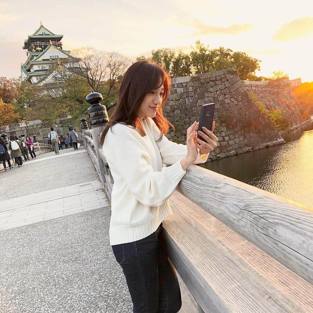 のインスタグラム：「今日は関西の観光地を巡っての 撮影でした⛩ とても楽しかったのでまた追って報告させてください😊  その後少し冷えたので温まりにカフェに入ったら 初めて女性のフォロワーさんから声をかけて頂き、 ご声援すごく嬉しかったです☕︎❤︎ . 年末に向けて自分のこの仕事へのパッションなど整理する今日この頃だったので なぜ旅サラダを卒業してから一般人から事務所に入ろうと思ったのか、などなど シンプルな気持ちを思い出させてもらいました♡  本当いつもあたたかいお言葉ありがとうございます☺️♡ 最近はデジタルに置き換わった言葉に慣れて 少し鈍くなっていたのかもしれません.. 生の声、表情を見れて、心を感じることが出来ました！！ . 皆さんのハッピーに働きかけられていると感じたら それだけで私もハッピーです🍀🥰 ありがとうございます❤️ . #仕事#感謝#幸せ#森川侑美 #happyday#sunset#heartwarming」