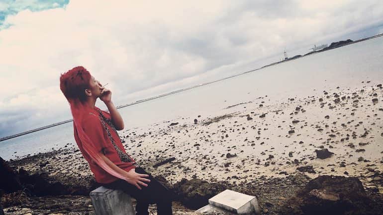 のインスタグラム：「12月の沖縄ツアー 楽しみに待ってて下さい  良い日になるよう頑張るから。  #CIVILIANSKUNK#シベリアンスカンク#シベスカ#Japan#日本#okimawa#沖縄#豊見城#tomigusuku#music#musician#hairstyle#マーサー」