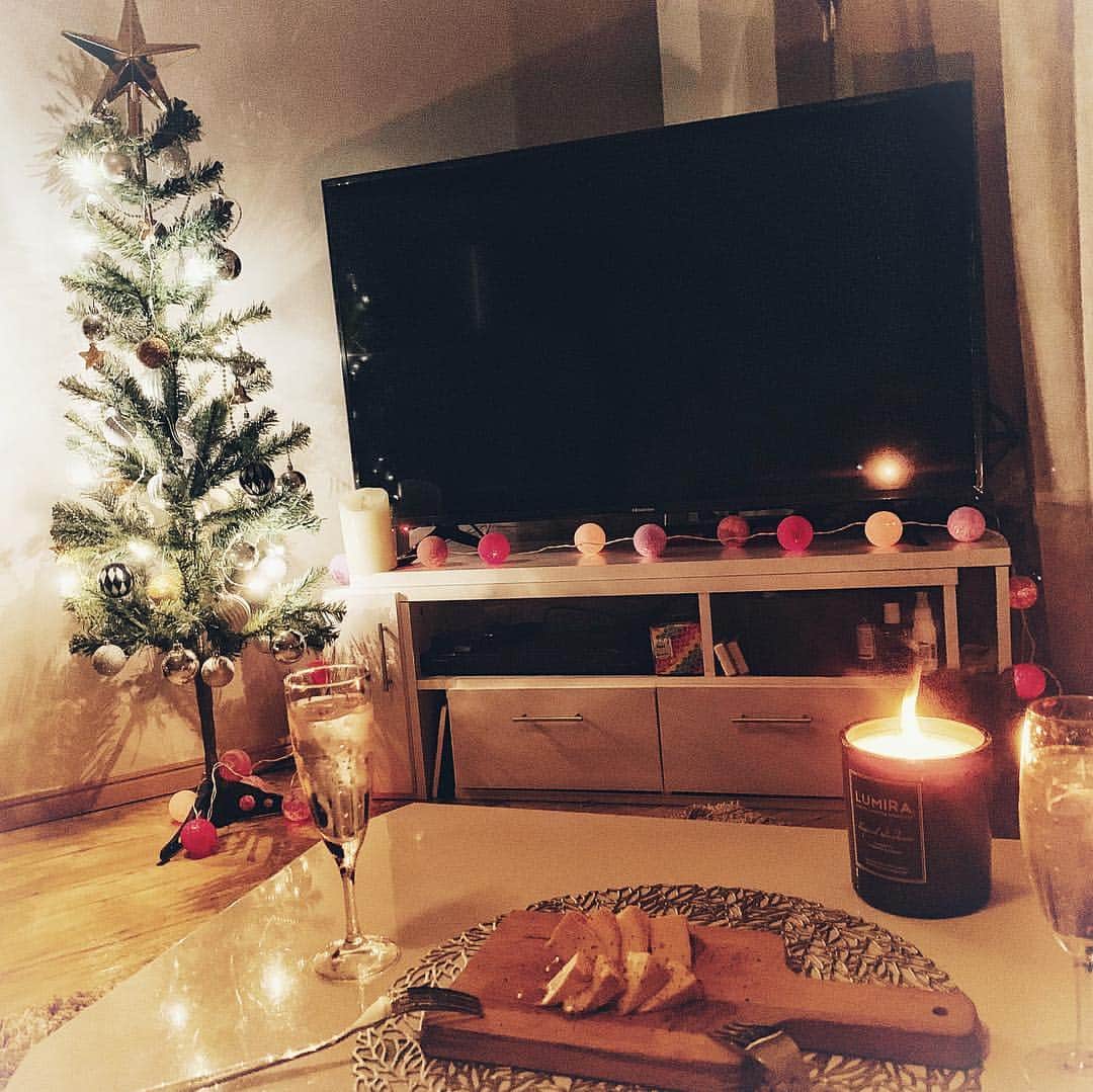 柳いろはさんのインスタグラム写真 - (柳いろはInstagram)「Christmas tree🎄❅°・ 早くもクリスマス導入♪ 🐈嬉しそう…♥︎♥︎ ・ ・ お家が暖かいと早く帰りたくなるね。 みんな明日凄い寒いみたいやからあったかい格好してね🧣❄️ #christmas #party #winter #2018 #aw #happy #home #interior #tfilter #cat #maribu #tinga #good #time #cheese #camembertcheese #cheers」11月20日 23時18分 - irohayanagi