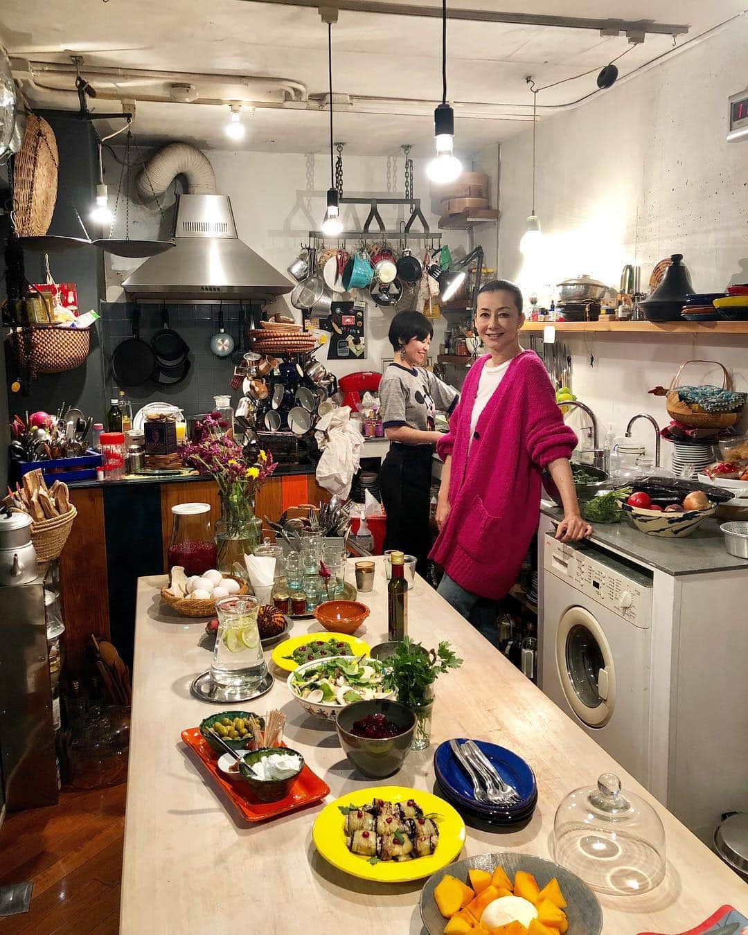 桐島かれんさんのインスタグラム写真 - (桐島かれんInstagram)「料理研究家・口尾麻美さんの異文化ミックス感がとっても素敵なキッチンにて。  #口尾麻美 #ハウスオブロータス」11月20日 15時24分 - houseoflotuskaren