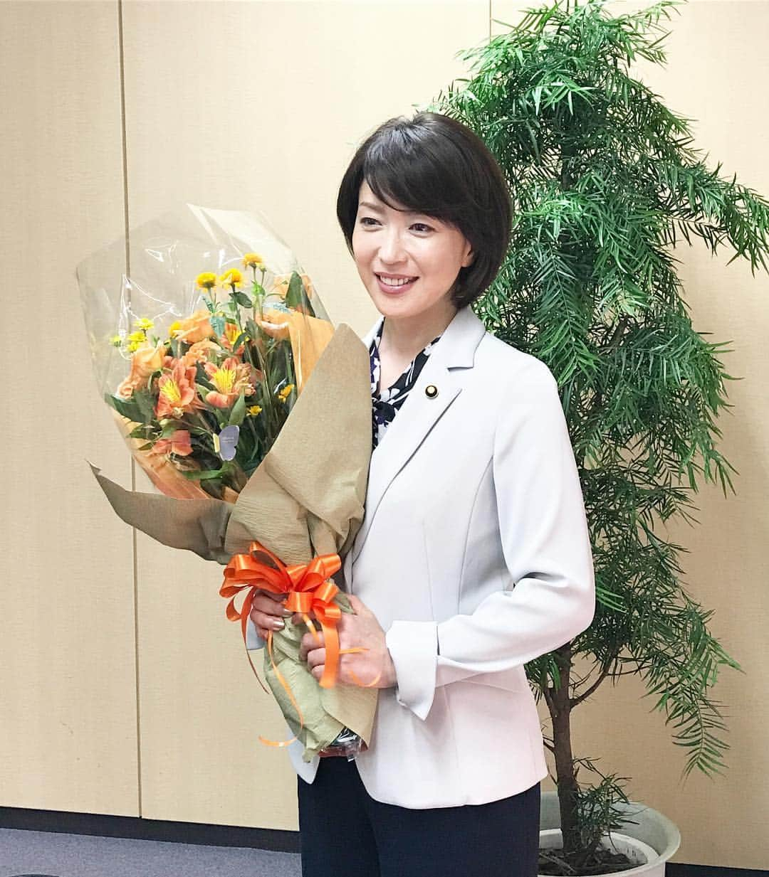 東海テレビ「結婚相手は抽選で」のインスタグラム：「#若村麻由美 さんの クランクアップ！  いつもプロフェッショナルな 役作りの若村さん！ 撮影中は ピリッとした雰囲気の 政治家「小野寺大臣」でしたが… クランクアップ後は このエレガントな笑顔！  最終話では、 大臣と娘の物語にも ある展開があります！ 若村さんの演じる 大臣の顔と母の顔… お楽しみに！  #結婚相手は抽選で #今週土曜23時40分から #最終話放送！」