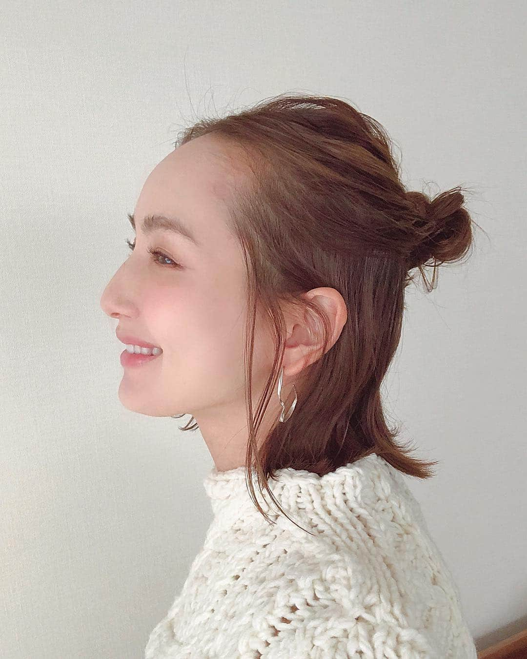 辻元舞さんのインスタグラム写真 - (辻元舞Instagram)「. スワイプ▷▷ 今日はハーフアップにしました🙌🏻 ヘアアレンジが楽しい😁 #ボブ#ボブヘアー#ボブアレンジ#外ハネ#ハーフアップ#ヘアアレンジ#セルフアレンジ#instagood#happy#love#me」11月20日 16時27分 - mai_tsujimoto