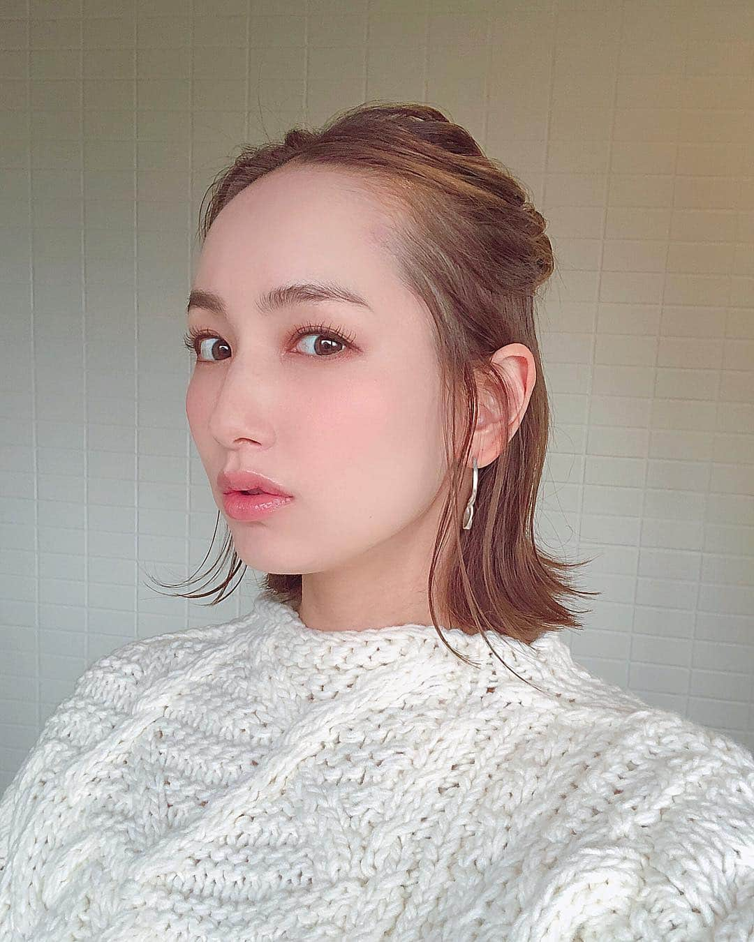 辻元舞さんのインスタグラム写真 - (辻元舞Instagram)「. スワイプ▷▷ 今日はハーフアップにしました🙌🏻 ヘアアレンジが楽しい😁 #ボブ#ボブヘアー#ボブアレンジ#外ハネ#ハーフアップ#ヘアアレンジ#セルフアレンジ#instagood#happy#love#me」11月20日 16時27分 - mai_tsujimoto