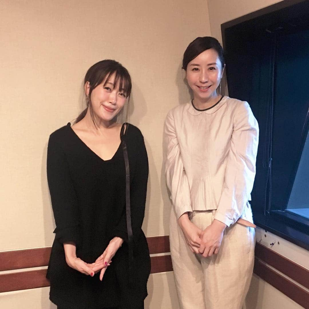 坂本美雨のディア・フレンズさんのインスタグラム写真 - (坂本美雨のディア・フレンズInstagram)「本日の#ディアフレンズ アルゼンチンツアー帰りの#コトリンゴ さんをお迎えしました‼️ --- 初のライヴ盤アルバム『Slow LIVE at HONMONJI ～箱庭でピチカート～』を、11月3日リリース‼️こちらは、9月2日に東京・池上本門寺で行われたライブの模様が収録されています。(LPでも発売！) --- 「アルゼンチン🇦🇷で坂本龍一さんのパワーをすごく感じて。南米でも大人気で。80年代とかに”戦場のメリークリスマス”を聴いたアルゼンチンのロックスターの人が好きになって、坂本龍一さんの作品をずっと聴いてるうちに私のことも辿ってくれてって感じで今に繋がってったんですけど。本当すごいなって。」 #音楽は国境をこえる #今日のひとこと #タイムフリーでお聴き下さい‼️」11月20日 16時31分 - dearfriends80