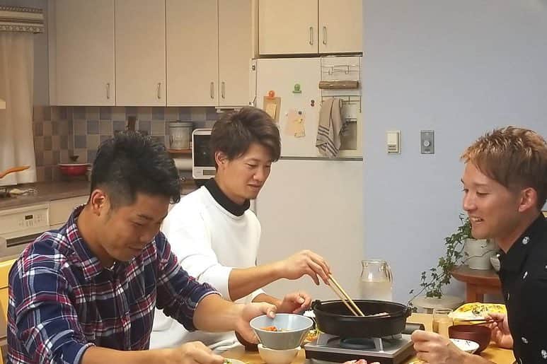 杉谷拳士さんのインスタグラム写真 - (杉谷拳士Instagram)「日本ハム CM撮影がありました✨ ワチャワチャしながら3人で料理を作り、食べました〜🍚笑 放送は2019年からのスタートです^_^ 1月は全国CMみたいなので北海道以外のファンの皆さん是非楽しみに待っていてください(￣∀￣)✨ NGシーンとか出たらメチャメチャ面白いんですけどね笑笑笑  #さぁ食べよう #日本ハム #cm #撮影 #西川遥輝 #近藤健介 #すき焼き #しょうが焼き #グラタン #元気です北海道 #残った料理は僕が残さず持ち帰りました」11月20日 16時49分 - kenshi.02
