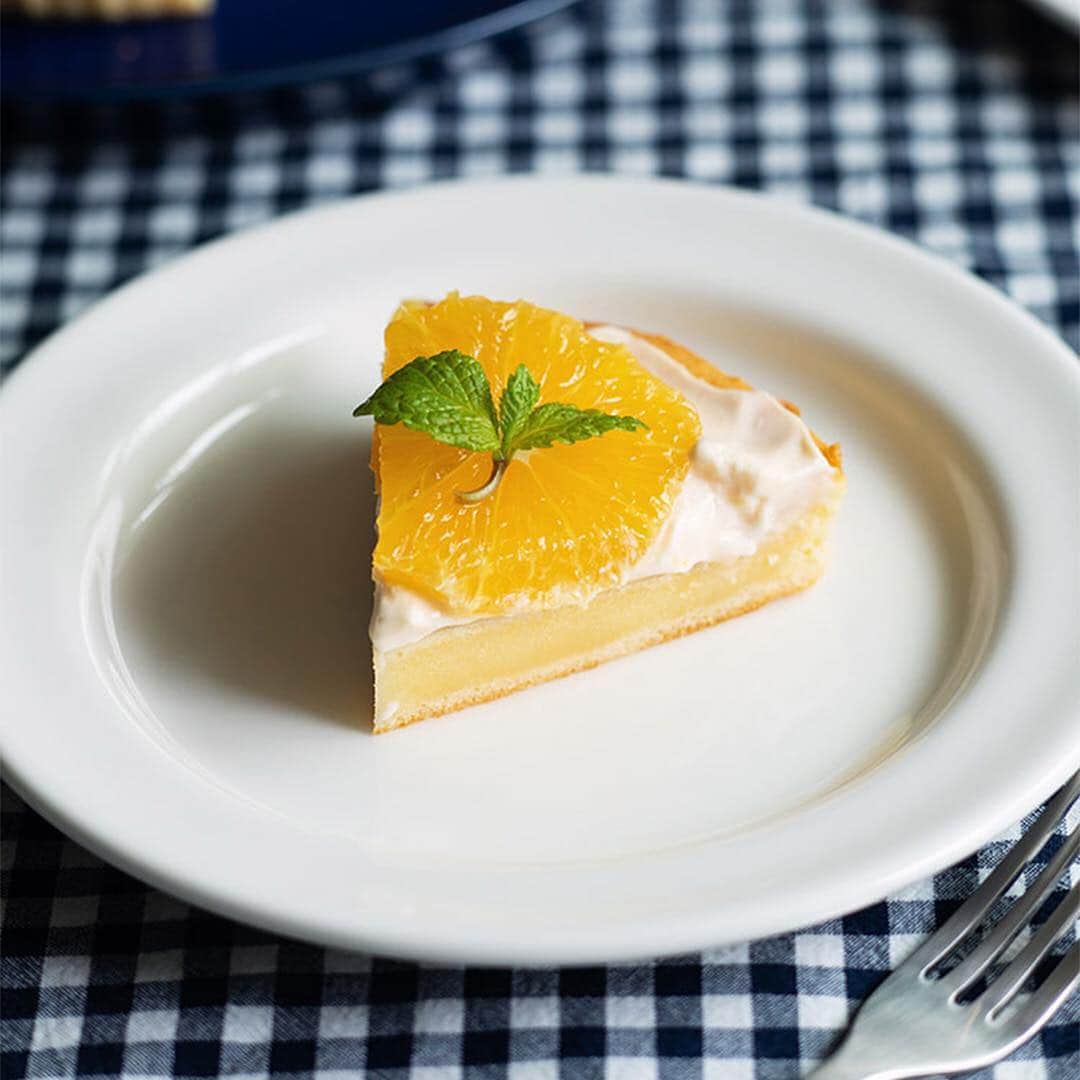 無印良品さんのインスタグラム写真 - (無印良品Instagram)「【週末につくるアレンジレシピ】 無印良品の「自分でつくる ベイクドチーズケーキ」と「好みの濃さで味わう オレンジレモネード」をつかった「オレンジレモネードクリームのチーズケーキ」のレシピをご紹介します。酸味のある程よい甘さのクリームが、いつものチーズケーキをもっと美味しくしてくれます。すこしのアレンジでいつもと違う手軽でおいしいレシピを試してみませんか。 - ■材料　ケーキ1つ分　調理時間 120分 ・自分でつくる ベイクドチーズケーキ1台分 ・無塩バター45g ・たまご1個 ・牛乳大さじ3 ・A)好みの濃さで味わう オレンジレモネード大さじ2 ・A )生クリーム100㎖ ・オレンジ1/2個 ・ミント適量 - ■作り方 1)バターを500wの電子レンジで50秒加熱します。 2)160℃にオーブンを予熱します。 3)ボウルにたまごと牛乳を入れて溶きほぐし、1とチーズケーキミックスを入れて、やや白くもったりとするまで混ぜます。 4)焼き型に3を流し入れ、160℃のオーブンで30分焼きます。 5)焼きあがったら5cmの高さから1回落とし、アルミホイルを軽くかぶせて冷やします。 6)ボウルにAを入れて8分立てに泡立てます。 7)5にスプーンで6を塗り、オレンジとミントを飾れば出来上がりです。 - #無印良品 #muji #mujiレシピ #アレンジレシピ #レモネード #チーズケーキ #ケーキ作り #お菓子作り #お菓子づくり #手作りお菓子 #手作りおやつ」11月20日 17時00分 - muji_global