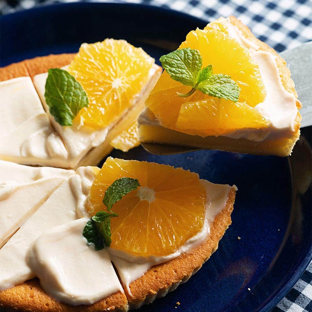 無印良品さんのインスタグラム写真 - (無印良品Instagram)「【週末につくるアレンジレシピ】 無印良品の「自分でつくる ベイクドチーズケーキ」と「好みの濃さで味わう オレンジレモネード」をつかった「オレンジレモネードクリームのチーズケーキ」のレシピをご紹介します。酸味のある程よい甘さのクリームが、いつものチーズケーキをもっと美味しくしてくれます。すこしのアレンジでいつもと違う手軽でおいしいレシピを試してみませんか。 - ■材料　ケーキ1つ分　調理時間 120分 ・自分でつくる ベイクドチーズケーキ1台分 ・無塩バター45g ・たまご1個 ・牛乳大さじ3 ・A)好みの濃さで味わう オレンジレモネード大さじ2 ・A )生クリーム100㎖ ・オレンジ1/2個 ・ミント適量 - ■作り方 1)バターを500wの電子レンジで50秒加熱します。 2)160℃にオーブンを予熱します。 3)ボウルにたまごと牛乳を入れて溶きほぐし、1とチーズケーキミックスを入れて、やや白くもったりとするまで混ぜます。 4)焼き型に3を流し入れ、160℃のオーブンで30分焼きます。 5)焼きあがったら5cmの高さから1回落とし、アルミホイルを軽くかぶせて冷やします。 6)ボウルにAを入れて8分立てに泡立てます。 7)5にスプーンで6を塗り、オレンジとミントを飾れば出来上がりです。 - #無印良品 #muji #mujiレシピ #アレンジレシピ #レモネード #チーズケーキ #ケーキ作り #お菓子作り #お菓子づくり #手作りお菓子 #手作りおやつ」11月20日 17時00分 - muji_global
