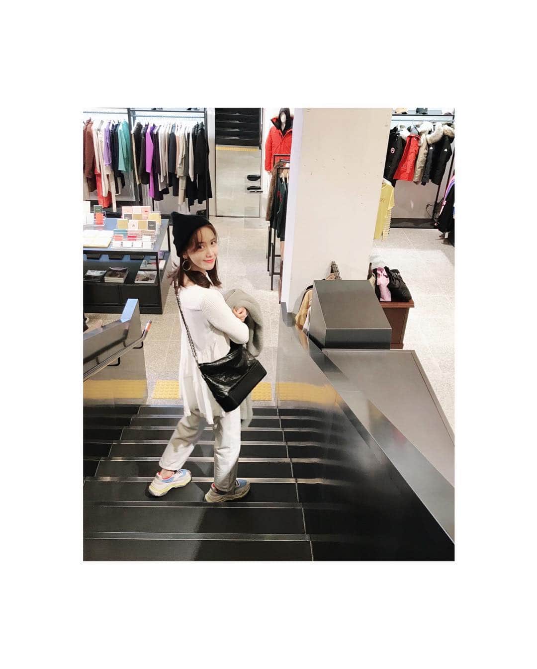 ユナさんのインスタグラム写真 - (ユナInstagram)「나 찍는거야~?😳 #쇼핑 #융스타그램」11月20日 17時10分 - yoona__lim