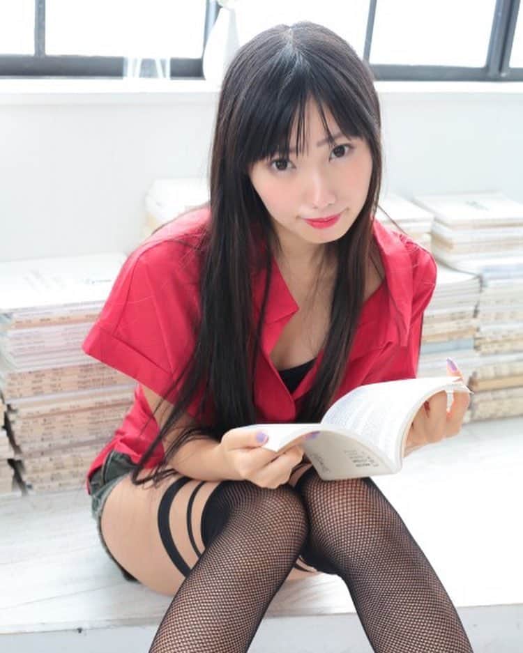 秋元るいさんのインスタグラム写真 - (秋元るいInstagram)「この網タイツこの日この部だけで壊れたから、記念にたくさんアップ。笑 . . #マシュマロ撮影会 #スタジオクークー  #網タイツ #ガータータイツ #ガーターベルト  #ガーターベルトストッキング  #赤い靴  #赤コーデ #sexygirsls  #kawaiigirl #黒髪女子 #黒髪ロング #太もも #太ももフェチ #脚フェチ #美脚 #撮影会 #ポートレート  #ポートレートモデル #portrait  #ポートレートしま専科 #写真好きな人と繋がりたい #赤シャツ #ootd #ootdfashion #ぱっつん  #カジュアル #秋元るい #top_portraits #lover_nippon_portrait」11月20日 17時29分 - akimoto_rui