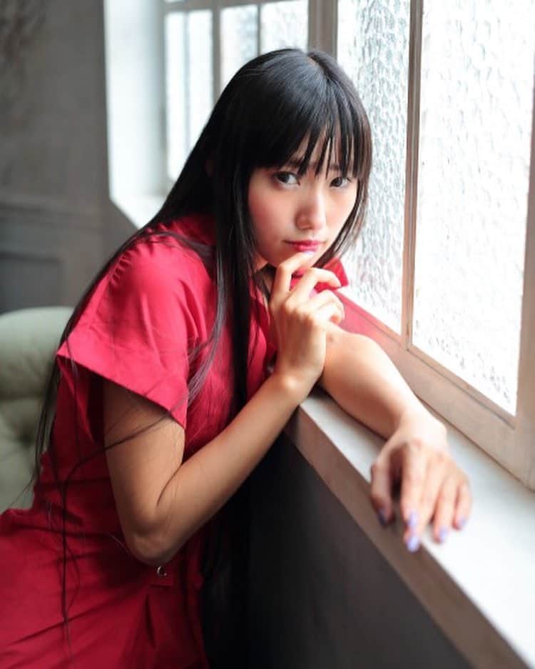 秋元るいさんのインスタグラム写真 - (秋元るいInstagram)「この網タイツこの日この部だけで壊れたから、記念にたくさんアップ。笑 . . #マシュマロ撮影会 #スタジオクークー  #網タイツ #ガータータイツ #ガーターベルト  #ガーターベルトストッキング  #赤い靴  #赤コーデ #sexygirsls  #kawaiigirl #黒髪女子 #黒髪ロング #太もも #太ももフェチ #脚フェチ #美脚 #撮影会 #ポートレート  #ポートレートモデル #portrait  #ポートレートしま専科 #写真好きな人と繋がりたい #赤シャツ #ootd #ootdfashion #ぱっつん  #カジュアル #秋元るい #top_portraits #lover_nippon_portrait」11月20日 17時29分 - akimoto_rui