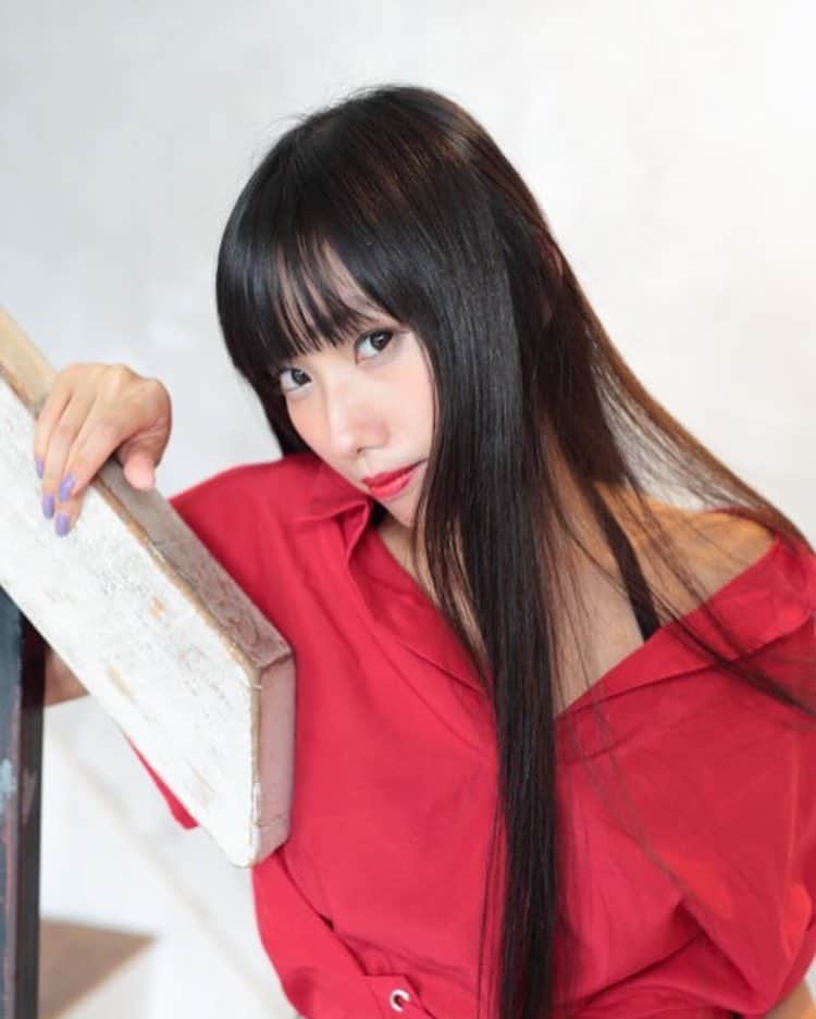 秋元るいさんのインスタグラム写真 - (秋元るいInstagram)「この網タイツこの日この部だけで壊れたから、記念にたくさんアップ。笑 . . #マシュマロ撮影会 #スタジオクークー  #網タイツ #ガータータイツ #ガーターベルト  #ガーターベルトストッキング  #赤い靴  #赤コーデ #sexygirsls  #kawaiigirl #黒髪女子 #黒髪ロング #太もも #太ももフェチ #脚フェチ #美脚 #撮影会 #ポートレート  #ポートレートモデル #portrait  #ポートレートしま専科 #写真好きな人と繋がりたい #赤シャツ #ootd #ootdfashion #ぱっつん  #カジュアル #秋元るい #top_portraits #lover_nippon_portrait」11月20日 17時29分 - akimoto_rui