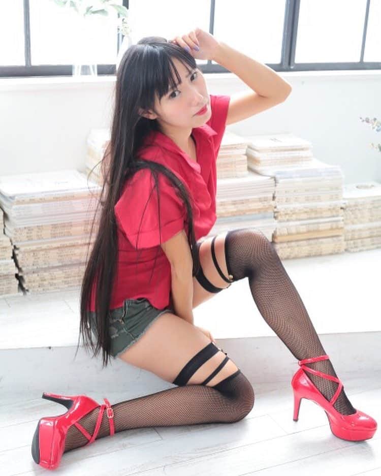 秋元るいさんのインスタグラム写真 - (秋元るいInstagram)「この網タイツこの日この部だけで壊れたから、記念にたくさんアップ。笑 . . #マシュマロ撮影会 #スタジオクークー  #網タイツ #ガータータイツ #ガーターベルト  #ガーターベルトストッキング  #赤い靴  #赤コーデ #sexygirsls  #kawaiigirl #黒髪女子 #黒髪ロング #太もも #太ももフェチ #脚フェチ #美脚 #撮影会 #ポートレート  #ポートレートモデル #portrait  #ポートレートしま専科 #写真好きな人と繋がりたい #赤シャツ #ootd #ootdfashion #ぱっつん  #カジュアル #秋元るい #top_portraits #lover_nippon_portrait」11月20日 17時29分 - akimoto_rui