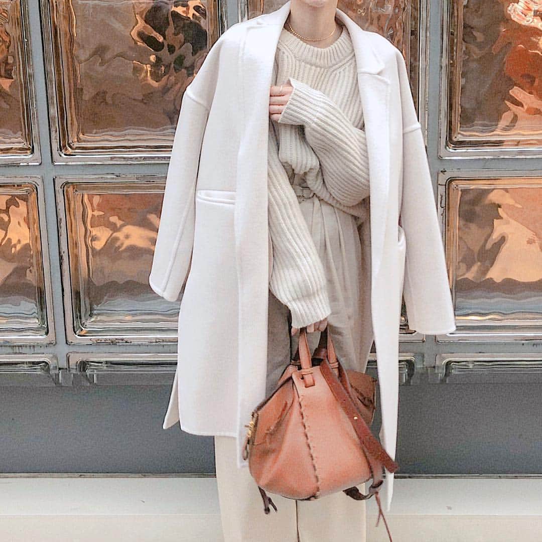 佐藤優里亜さんのインスタグラム写真 - (佐藤優里亜Instagram)「white beige brown ・ #ootd #outfit #coodinate  #stunninglure #acnestudios #loewe #daughtersjewelry」11月20日 17時36分 - yuriang_