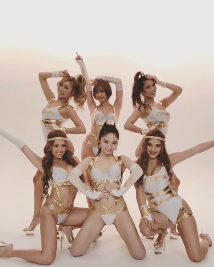のインスタグラム：「今日はＣＪＤ大集合の撮影でした✨ white × gold の new costume❕🤩 みなさまお疲れ様でした🎶  #cyberjapan #cyberjapandancers」
