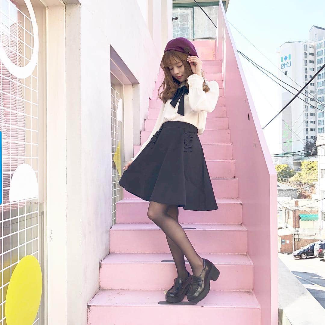 のインスタグラム：「. 日本寒くてびっくり⛄️💕 もう黒タイツの時期ですね〜🌟 . 写真は韓国🇰🇷でのお写真ですが、 黒タイツコーデ👗💕 とても細く見えるから黒タイツ大好き😘笑 . . 今日はコンディションを整えるために 一日美容dayでした💕 @dr.y.yumi 先生の @sbeautyclinic へ行ってきたよ🌟 レブライトが本当に最高過ぎてハマってる〜💓 . . コーデの詳細は👗 ベレー帽 @31sonsdemode  リボンブラウス @rasmile_official  スカート @lerevevaniller  シューズ roomに載せてるよ💕 こんな感じ🌟 . . . . #sbeautyclinic#エスビューティークリニック#女子力#エステ#コーデ#ブラウス#フレアスカート#ベレー帽#韓国カフェ#ピンク#ローファー#ブラックコーデ#モノトーンコーデ#31sonsdemode#rasmile#lerevevaniller#vaniller_style」