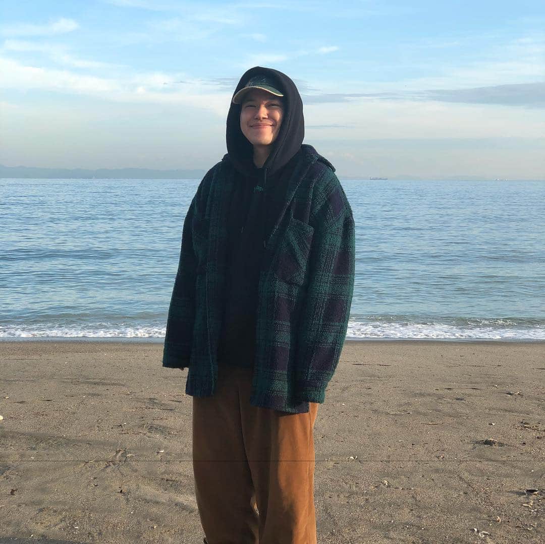 相馬トランジスタのインスタグラム：「冬の海で彼女とデートしました。嘘です。  #やってみたい #寒くて手とか握るんだろうなぁ #と思いながら砂を握りしめてました」
