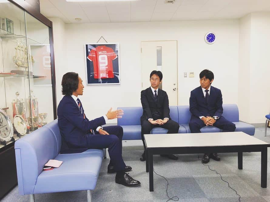 石川直宏さんのインスタグラム写真 - (石川直宏Instagram)「写真見ると俺が説教してるみたいだな🙇‍♂️💦 そんな事は全くなくて 笑 良い話がたくさん聴けました✨ 引き続きお楽しみに♪  #ナオ散歩 #対談 #fctokyo #FC東京 #tokyo #奥原崇 #育成部長 #浅利悟 #U18統括 #羽生直剛 #強化部 #森重真人 #米本拓司  #fctokyoclubcommunicator #FC東京クラブコミュニケーター #CC」11月20日 18時40分 - sgss.18