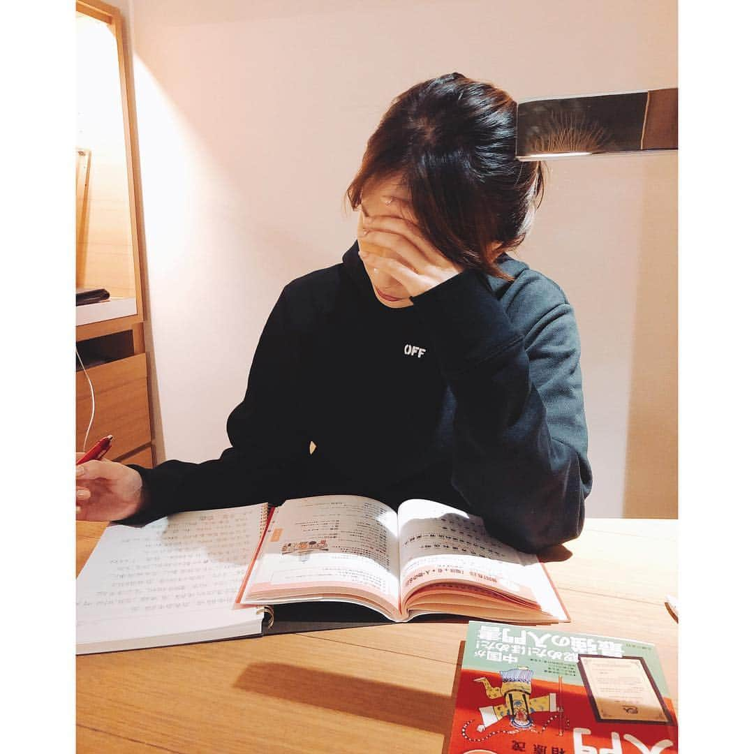 舞川あいくさんのインスタグラム写真 - (舞川あいくInstagram)「我現在在学中文🧐📕📝💭 自分の部屋、ホテル、カフェ、スクール、、私は勉強場所を毎日変えて今中国語を勉強しています😊🖋 同じ場所で勉強を続けるよりも、新鮮な気持ちになることで脳も集中力が回復してストレスを感じず勉強できるから。勉強のあとのご褒美は場所によって違う、というのも楽しみの一つ😋💕 早く喋れるように、書けるように、なりたい♡ #加油 #勉強って楽しい♡」11月20日 19時33分 - aiku_0817__