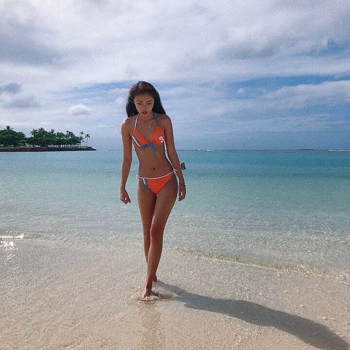 のインスタグラム：「🧡#hawaii#beach#sea#ocean#healthy#healthymodel#divingmodel#swimwearmodel#japanesegirl#hawaiitrip#familytime#orangebikini#adidas#traveler#beachgirl#ハワイ#水着#ビキニ#ハワイ旅行#モデル#小麦肌#健康的#家族旅行#海好き女子」
