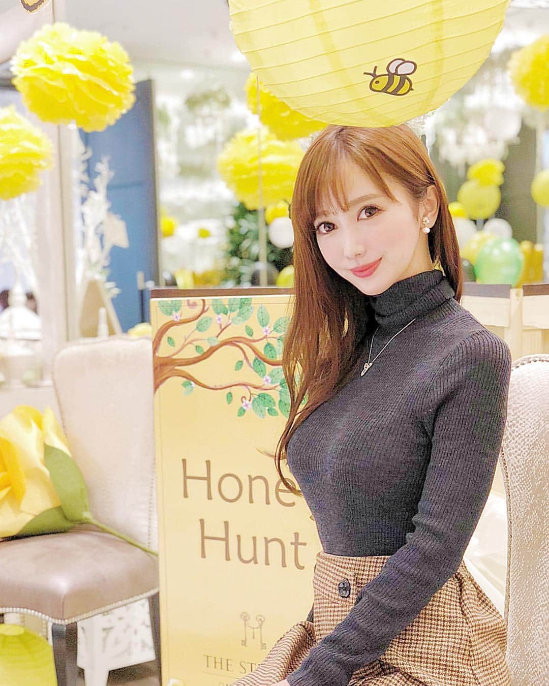 関有美子のインスタグラム：「🍯🍯🍯🍯🍯 . . 先日のハニーハントコーデは なんとなく蜂をイメージ🐝笑 #fashion . . @valmuer_official のフレアスカートは チェック模様がレトロで可愛い💕 タートルはもちろん @uniqlo 🤣 . .  #ストリングス表参道 #スイーツビュッフェ#東京カフェ#表参道カフェ#カフェ巡り#アフタヌーンティー#ハニーハント#はちみつ#stringshotel#表参道#ハニーハントビュッフェ#コーデ#otd#ottd#ユニクロ#ユニクロコーデ#ユニクロきれいめ部#インフルエンサー」