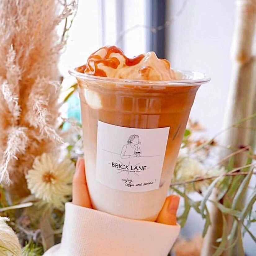 しもきたにきた。のインスタグラム：「ㅤㅤㅤㅤㅤㅤ﻿ 【 #BRICKLANE 】@世田谷﻿ ﻿ ﻿ Thank you for：@lu_miyu_x﻿ ﻿ ﻿ ⌒⌒⌒⌒⌒⌒⌒⌒⌒⌒⌒⌒﻿ ﻿ コーヒー片手にのんびりと﻿ アクセサリーや雑貨たちも並んでおり﻿ ゆったりと過ごすことができます。﻿ ﻿ カップケーキは土日限定メニューです。﻿✨ ﻿ ﻿ カフェラテ　¥380﻿ コーヒー　¥320﻿ ﻿ ﻿ 🍽：東京都世田谷区世田谷1-15-14 1F	﻿ ﻿ ☎︎：03-6413-0157﻿ ﻿ OPEN：11:00〜19:00﻿ ﻿ CLOSE：火曜日﻿ ﻿ ⌒⌒⌒⌒⌒⌒⌒⌒⌒⌒⌒⌒﻿ ﻿ #にっぽんかわいい をつけたpostから﻿ すてきなpostをリポストさせて頂きます🇯🇵」