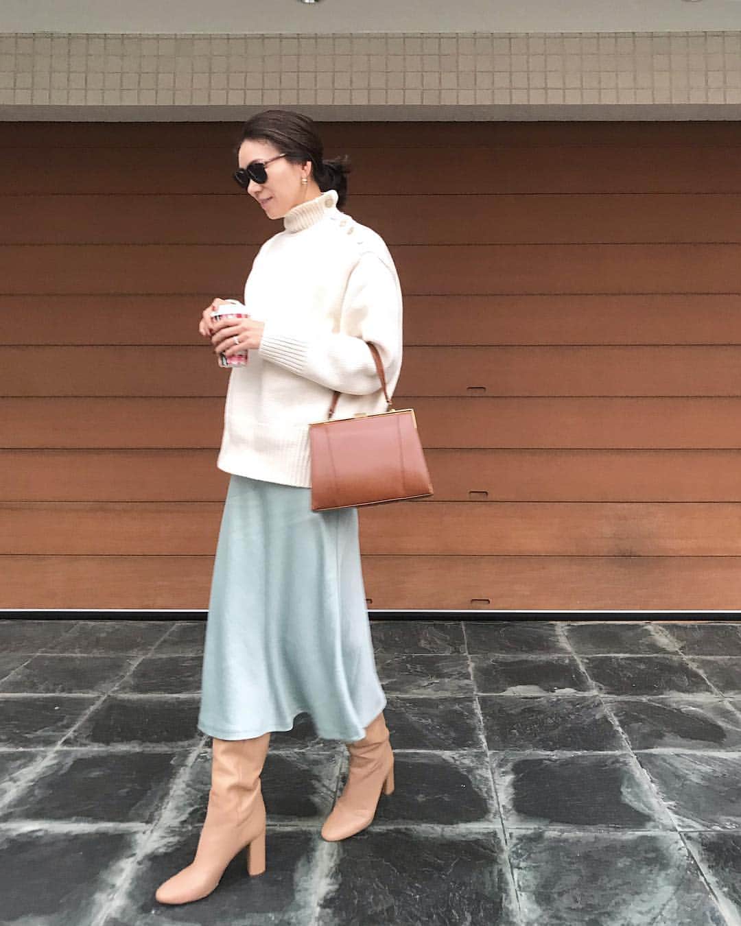のインスタグラム：「・ Today's Outfit ☆ ・ Kint → #zara Skirt → @cookiechocolate_official  Boots → #zara Bag → @1970sunnyvintage ・ ・ ニットとブーツは今季のザラ。 スカートは去年 @cookiechocolate_official で買い付けたプチプラ。色とサテン素材に一目惚れして1番気に入っています。 ・  そして今日のコーデはバッグのカラーが合わなかった…💦 全体的に淡いトーンなのにバッグのカラーが濃すぎました。 ・ 色合わせで気をつけているのは、3色までにまとめることと、色のトーンを合わせること。今日は失敗😭 ・ インスタライブでお伝えしていたインタビュー記事が公開されました！ストーリーからご覧いただけます。 ・ ・ #kumicloset #パーソナルスタイリスト #プチプラコーデ」