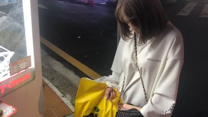 ヘラヘラ三銃士のインスタグラム：「韓国のUFOキャッチャーは詐欺が多い ゲームに関しては負けず嫌いなまりなはカバンの底に小銭落ちてないか必死...💶💶💶 ・ ・ ・ #まりななけなしの金」
