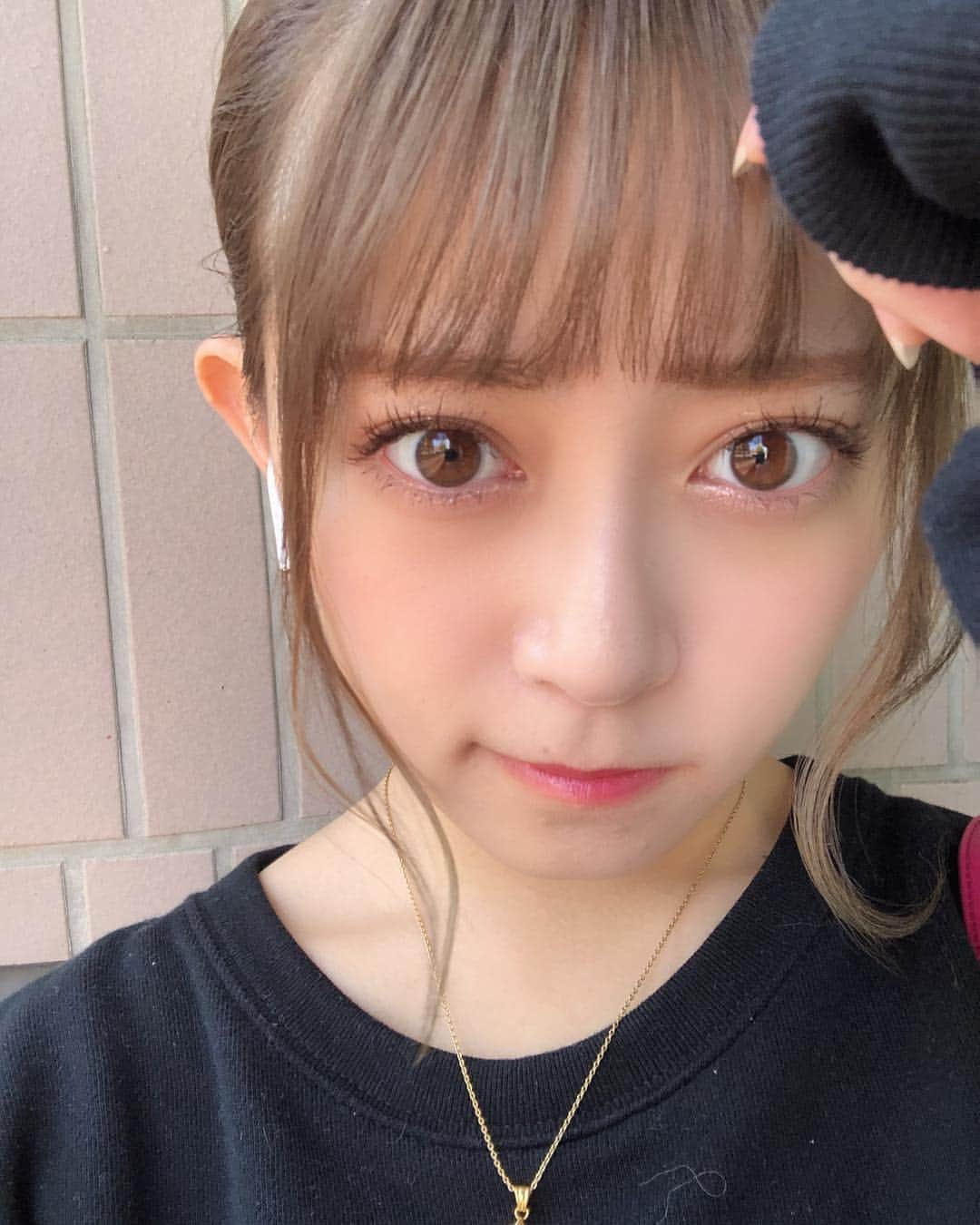 岩花詩乃のインスタグラム：「今日前髪巻きすぎてちょくちょく眉毛でてきた🤦‍♀️笑 * * この写真じゃ伝わりにくいけど髪染めたよ💫 今回もれんさん(@rentheskywalker )に！ 毎回可愛いカラーしてくれて嬉しいです\❤︎/ * * #福岡#大名#美容室#ヘアカラー#Repeace」