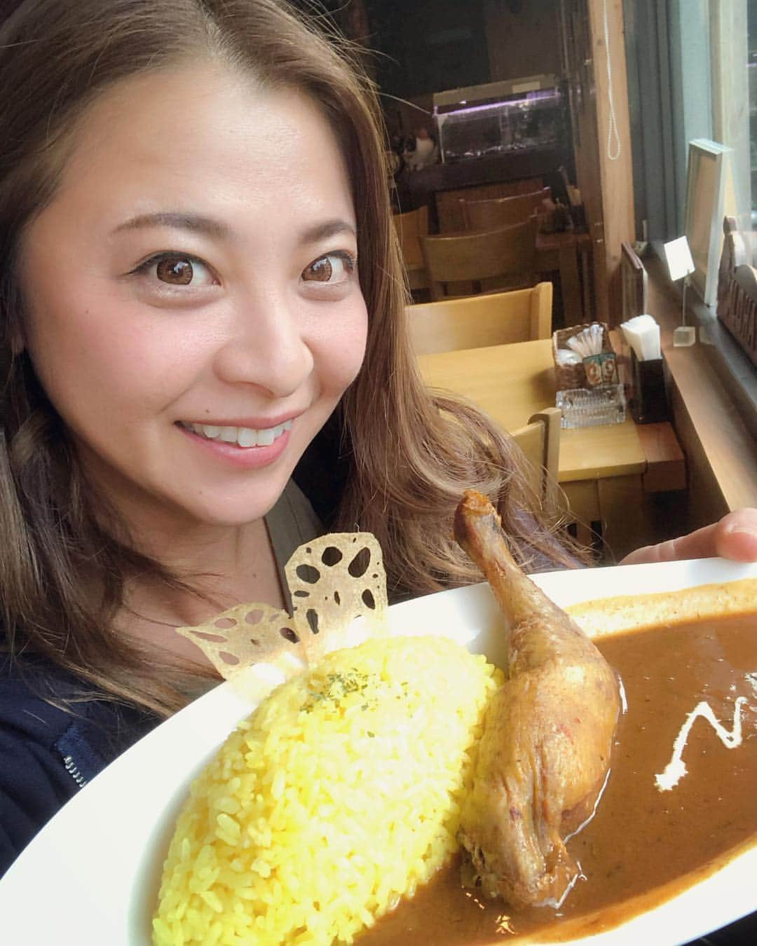 古澤恵さんのインスタグラム写真 - (古澤恵Instagram)「今年最後のRIDE集会‼️レポ カレーハウス西風 Presents 【RIDE集会097@佐世保】  現地に疾走られた方、生配信で見てくれた方、スタッフの皆様ありがとうございました！！ 佐世保集会行きたいなーと思っていて今年6回目の佐世保集会でやっと叶いました✨  なかなか九州に来る事がなく九州のライダーさんとお会いすることも少なかったのですが、今回はたーぷりと九州の方々と絡めましたし、 相変わらず全国各地から集まる強者達に驚かされるのもRIDE集会らしくてグッときました😍  私が把握している今日一の遠方からは茨城県かな？ 陸路から来る方や、フェリーで一夜を過ごして来る方や、ほんと呆れるくらいRIDE者って素敵✨  1度知ると、やめられない止まらない！ のがRIDEの怖いところ😆笑笑  今年の集会はこれにて終了しましたが、また来年集会でお会いしてグダグダとお話し出来る日を楽しみにしています★  また何処かの道の上もしくは集会でお会いしましょう！ Ride to meet you!! (あなたに会うために疾走る) 乾杯🍻  #RIDE集会 #佐世保集会 #カレーハウス西風 #チキンカレー #チキンレッグ #佐世保市 #九州ライダー #Ridetomeetyou #乾杯遠駆 #RIDE者 #食べたら疾走れ #無銭飲食 #無愛想 #ニューハルピン #革ジャン #ベスト #チャップス #KADOYA #白いTシャツと黒いバイクコラボTシャツ #RIDEル  佐世保最古の老舗ハンバーガー屋 #ブルースカイ #佐世保ブルースカイ (夜だけ営業。佐世保バーガーって言ったら怒られるらしい) 長崎駅前 #香蘭 #ちゃんぽん #皿うどん」11月20日 20時56分 - gugu1202