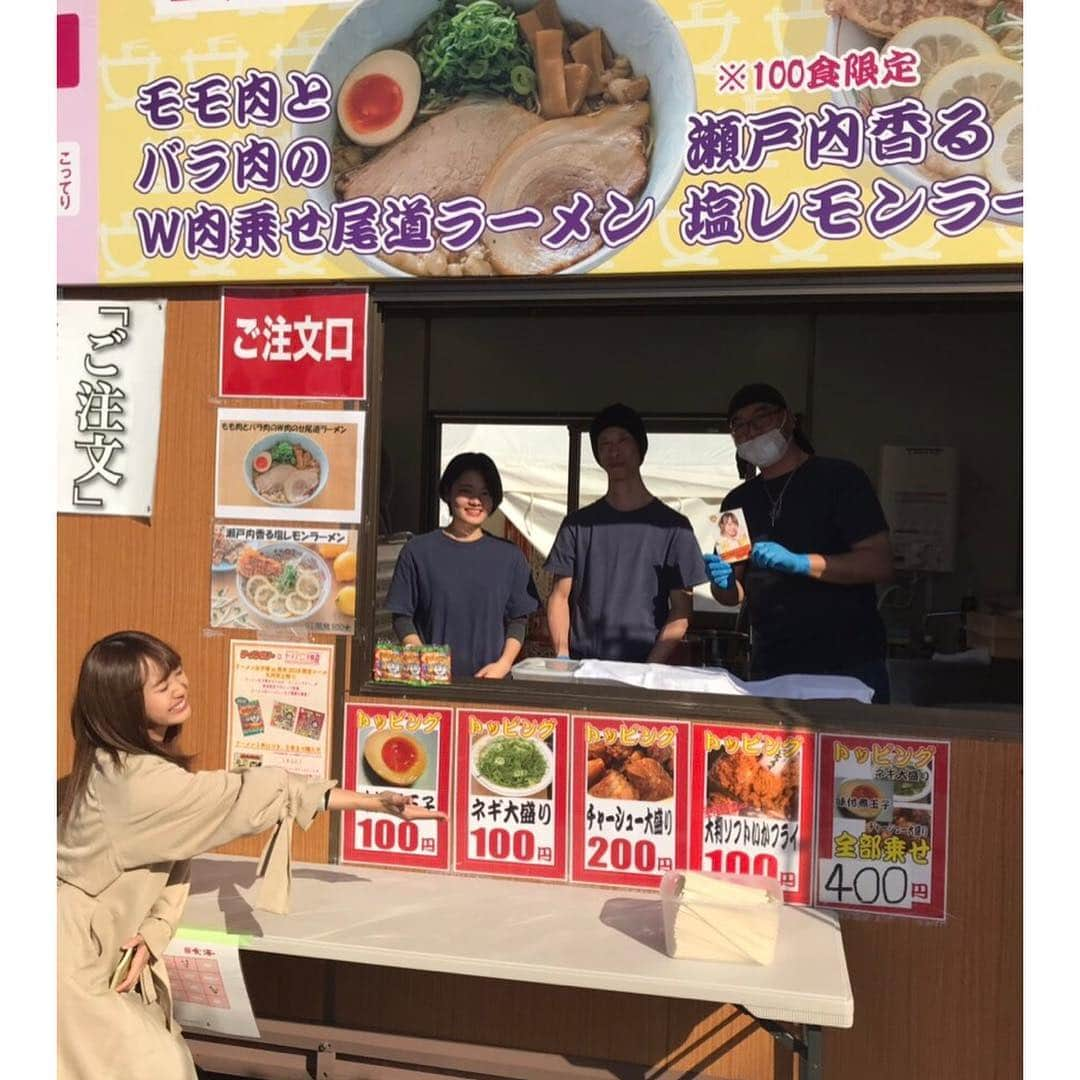 渡邉ひかるさんのインスタグラム写真 - (渡邉ひかるInstagram)「喰海@熊本県花畑広場 瀬戸内香る塩レモンラーメン800円 (ラーメン女子博) ・ ・ ・ ・ 広島県から出店された一店舗。 メニューは２つあり ・ ・モモ肉とバラ肉のW肉乗せ尾道ラーメン ・瀬戸内香る塩レモンラーメン ・ から選ぶことができる。 どちらにしようか悩みましたが、100食限定と書いてあったので、塩レモンラーメンに。 運ばれてくると、丼にはズラッとレモンが並べられ、ソフトイカ天、もやしが。 尾道ラーメンらしく、ふわっと背脂が載っている。 スープはとっても爽やかで、レモンの香りの中に背脂スープの旨味と甘味が相まって◯。 寒い時期にも勿論ですが、夏にも食べたいなぁ…と個人的な感想！ 女性の方でなかなかラーメンが重たくて最後まで食べられない…と言った方でもペロッと食べられる一杯。 ラーメン女子博第１弾は終わってしまいましたが、広島に行った際にはぜひ食べてみてください！ ・ ・ ・ ・ #広島県 #熊本県 #ラーメン大好き渡邉さん #ラーメン #渡邉ひかる #ひかるの食卓 #ラーメン女子 #麺スタグラム #ラーメン部 # #喰海#ラーメン女子博2018 #週4休みのひかるちゃん #フル稼働 #瀬戸内香る塩レモンラーメン #花畑広場 #ramen #noodle #noodles #japanesefood #foodstagram #hiroshima #kumamoto #ramengirlsfes」11月20日 20時45分 - ramenwatanabe0215