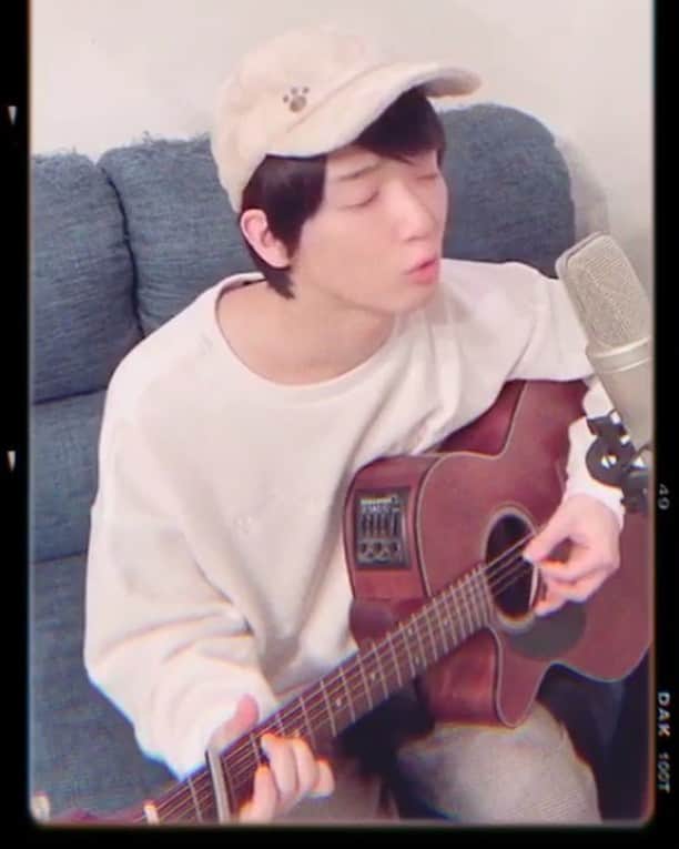 佐香智久のインスタグラム：「おやすみアレンジを作って歌ってみたよ。 どどどどうかな…！？ 「Nissy / トリコ」 full→https://m.youtube.com/channel/UCsbrAfOmHndBaoWHJlLF78w  #弾き語り」