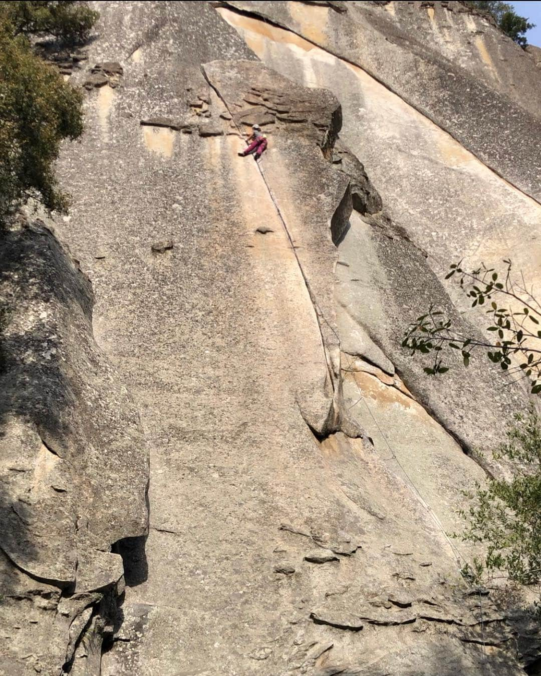 植田夢月のインスタグラム：「・ 11/19 Fish Crack / 5.12a  RP ・ I finally sent...on my 7th go, 6th day. I fell 3 times at the very last of the crux.  It was rather difficult to motivate myself every time. At the crux, I felt so insecure with small runout with small cams. Breathing became rough and my feet started trembling. I'm timid. I had to control myself, breathe deeply and stay calm and confident. I learned a lot about my mentality from this route... ・ The crux move is boulderly, but other part of this route is not so difficult. Some says "Butterballs"(5.11c) is more difficult, some says "Crimson Cringe"(5.12b) is easier..., it's interesting🧐 ・ ・ やっとFish Crackを完登できました。6日目、TR含めて7便目でした。ハンドジャムが痛くてできなかったのでこれやってみるか、という感じで取り付いたのがきっかけ。 ・ 中ほどの巨大ゼノリスからの数メートルに難しさが凝縮されてるんですが、ムーブっていうか足がシビアだし、極小カムで少しランナウトするしで、ビビりの私はメンタルで落とされてました。3回も最後の最後で落ちて、毎回自分を奮い立たせるのが正直大変でした。終いには開き直って、何回落ちても絶対登るぞ、という気持ちで立ち向かったら、不思議と冷静に核心をこなすことができました。この課題から、自分の心について少し学べたような気がします…。 ・ ・ #トラッド初5.12や #yosemiteclimbing #yosemitenationalpark #yosemitevalley #cascadefalls #tradclimbing #womenclimbing」