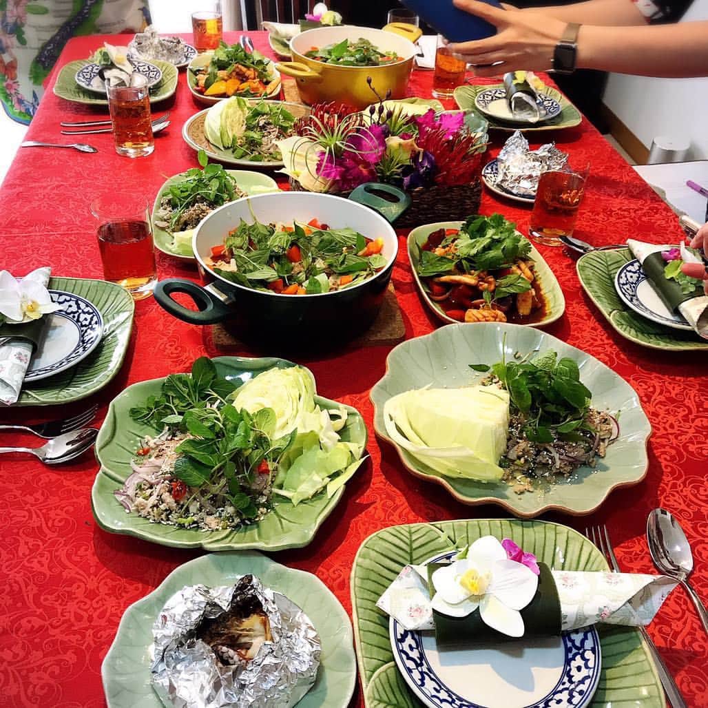 山本モナのインスタグラム：「久しぶりのタイ料理レッスン。味付けはもちろんだけど、イカの捌き方や、里芋の下処理などなどお料理の基本も教えていただけます。そして毎回メンバーの皆さんが素敵！ジュンちゃんの引力だなー。  #タイ料理レッスン #イトウジュン #ビューティータイ料理 #junsjuicykitchen #最高に美味」