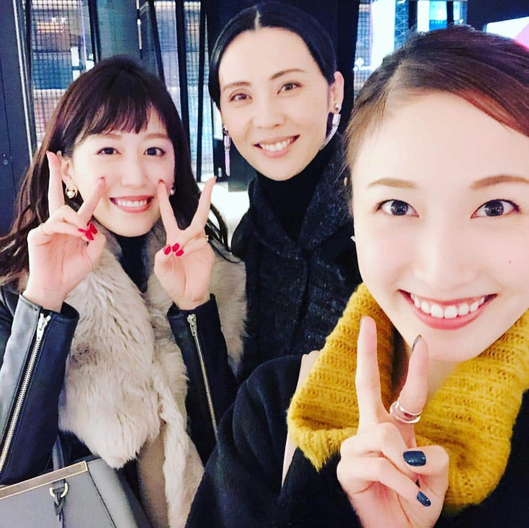 緒月遠麻さんのインスタグラム写真 - (緒月遠麻Instagram)「✴︎ かのちゃんが 笑顔で 足をぐねりながら着席してからの ランチスタート。笑 ミリオンの頼んだ 〝牛丼の新しいかたち〟ってゆー メニューが 気になり過ぎて 気になり過ぎてね。。。 ずーっと見ちゃうよね。 この顔ッ！笑 美味しかったみたい🤭✨ 私たちは うどん。 安定のうどん。 唐揚げとマカロン付きのうどん。 やだぁ お洒落♡ #銀座ランチ #東急プラザ銀座 #実咲凜音 #花乃まりあ #緒月遠麻」11月20日 21時16分 - toma_ozuki