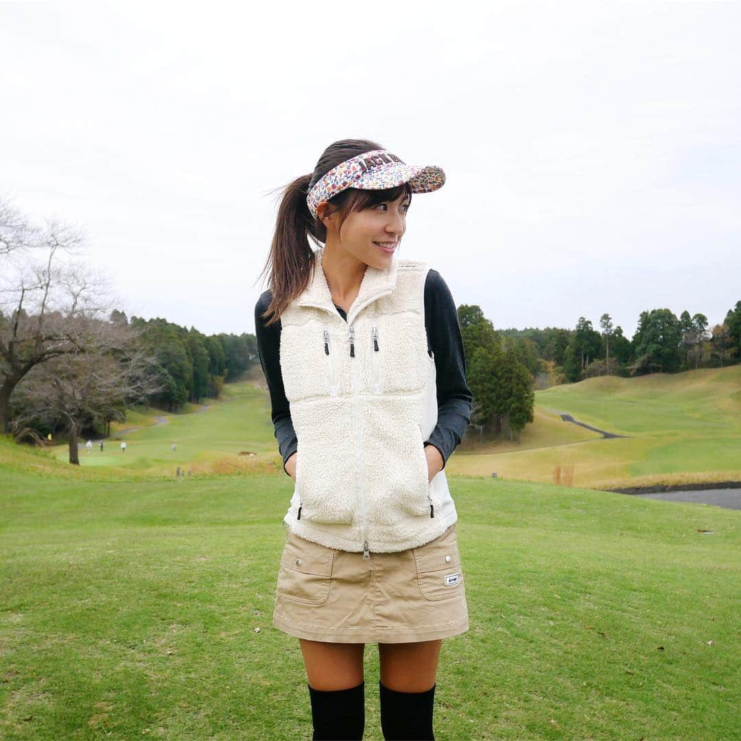 のインスタグラム：「. 最近寒くなってきたから、ベストが大活躍🤗⛳️ . #briefinggolf のモコモコベストは軽くて動きやすい♪ . 寒い時用にゴルフバッグに忍ばせてます😊💛 . . . #briefing #golf #golffashion #ringolf  #vividgolf #ビビゴルフ #ゴルフ #ゴルフウェア #ゴルフファッション #冬ゴルフコーデ #ブリーフィングゴルフ #モコモコベスト」