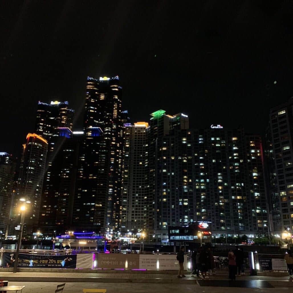 由井香織さんのインスタグラム写真 - (由井香織Instagram)「韓国釜山の旅❤️ ビルの高さと夜景に感動✨🌃 海もすぐそこなので橋から見る景色もステキな街でした💕  しかし私の古い型のiPhoneとはるかの新型iPhoneのカメラ画質の違いにショックでした🤣🤣 今のカメラの画質ってほんと綺麗ね❤️ #釜山 #韓国 #旅行 #夜景」11月20日 21時55分 - yuikaori_y