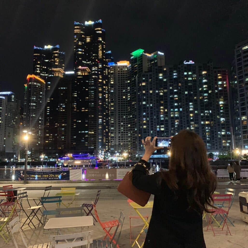 由井香織のインスタグラム：「韓国釜山の旅❤️ ビルの高さと夜景に感動✨🌃 海もすぐそこなので橋から見る景色もステキな街でした💕  しかし私の古い型のiPhoneとはるかの新型iPhoneのカメラ画質の違いにショックでした🤣🤣 今のカメラの画質ってほんと綺麗ね❤️ #釜山 #韓国 #旅行 #夜景」