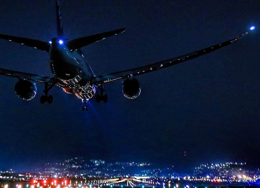 ANAさんのインスタグラム写真 - (ANAInstagram)「まばゆい光に照らされて✨ （Photo: @aki._.0819）  #ソラマニ_ヒコーキ #夜の空港 #夜空 #飛行機 #千里川 #夜景 #伊丹空港 #キラキラ #空港 #night #nightview #airport #itm #osaka #japan #airplane  ANAの飛行機は「#ソラマニ_ヒコーキ」をつけて投稿してね☆インスタやANAの各メディアでご紹介していきます！」12月5日 16時45分 - ana.japan