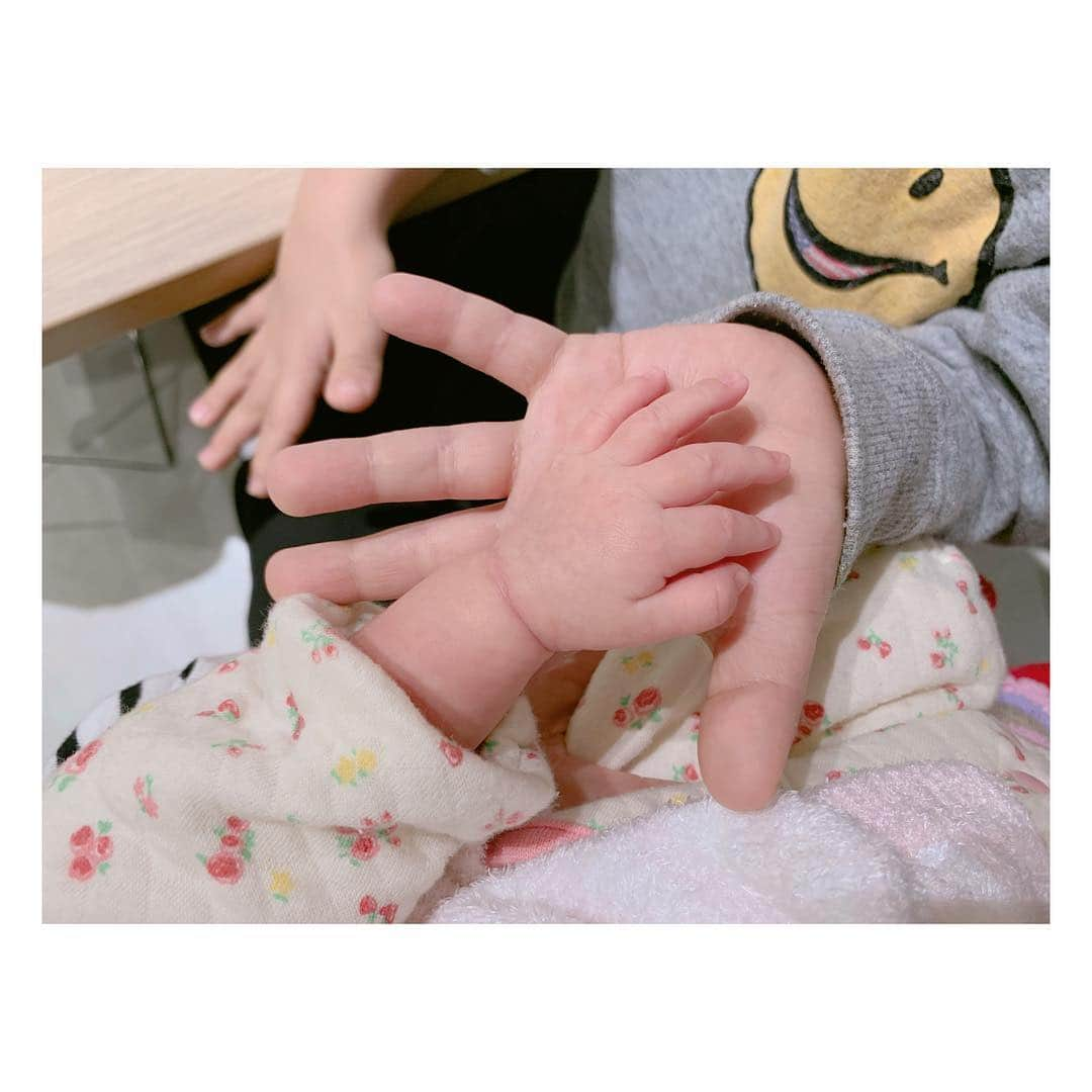 辻希美さんのインスタグラム写真 - (辻希美Instagram)「生後１か月のbabyとご対面♡  #生後1ヶ月  #女の子 #小さい #可愛い #でも#産むとなると大きい #ふにゃふにゃ #柔らかい #懐かしい #癒し #ソラの手が大きく感じる」12月5日 16時53分 - tsujinozomi_official