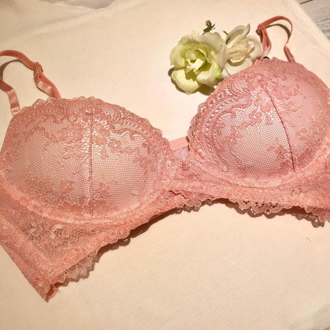 Ravijour札幌4丁目プラザ店のインスタグラム：「#onsale  キャミ感覚で着られる着心地の良いラヴィジュールならではのブラジャー！！ 単品ブラ ¥3,690+tax  ショーツ ¥1,780+tax  #ravijour  #ravijourstaff  #ravijoursapporo  #ラヴィジュール  BLOG更新しました！ 詳しくはTOPから飛んでください😊」