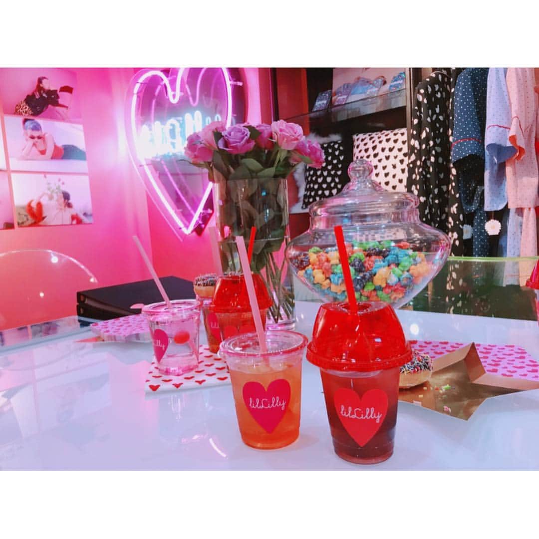 中川ジュリアのインスタグラム：「あゆみと❤️ ラブリーに囲まれて幸せな空間でした、ありがとうございました！」