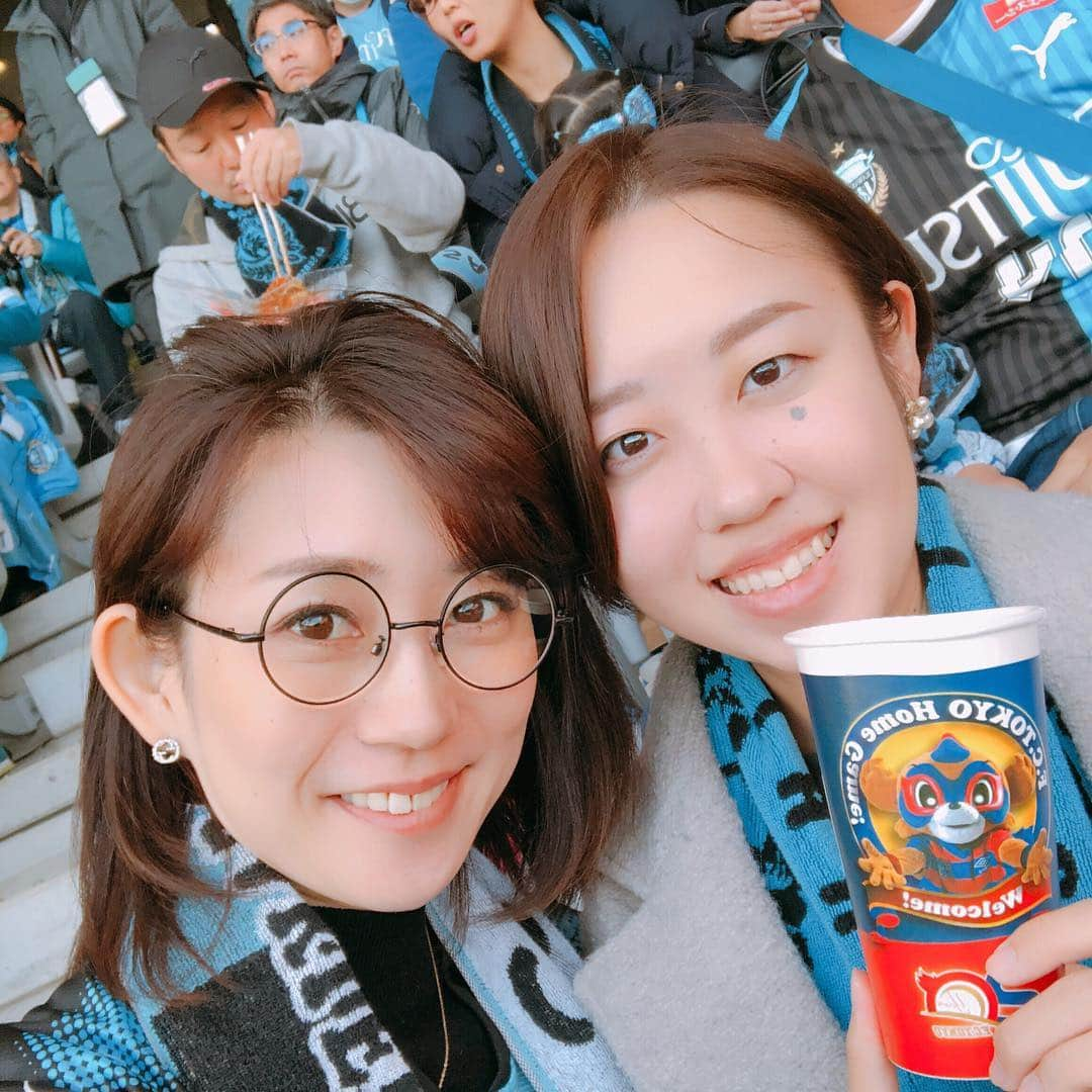 佐々木瞳さんのインスタグラム写真 - (佐々木瞳Instagram)「【川崎フロンターレVSFC東京 サッカー観戦⚽️】 ・ 先月24日、#味の素スタジアム に#サッカー観戦 へ⚽️味の素スタジアムに行くのははじめて☺️4万人近い #歓声 と一体感に興奮しました🙌  すでに今シーズン#優勝 を決めている川崎フロンターレ🏆しかも#二連覇 ✨優勝を決めての試合でしたが、あと2勝で#J1通算250勝 となり、美しく今シーズンを締めくくりたい。一方で、2位以下はまだ接戦であり、少しでも順位をあげたい#FC東京 の試合は、立ち上がりFC東京が押していましたが、徐々に王者の強さをみせ、川崎フロンターレが2-0で勝利🏅 12月1日の川崎フロンターレVSジュビロ磐田の試合でも川崎フロンターレが2-1で勝ち、#J1通算250勝達成 と共に#J1リーグ初 の#最多得点 と#最少失点 を達成しました🏆✨すごい！強すぎっ‼️ #来シーズン はどんな試合を見せてもらえるのか、楽しみです♪また行きたい⚽️ #サッカー #スポーツ #アナウンサー #佐々木瞳」12月5日 17時30分 - hitomihappygirl1026