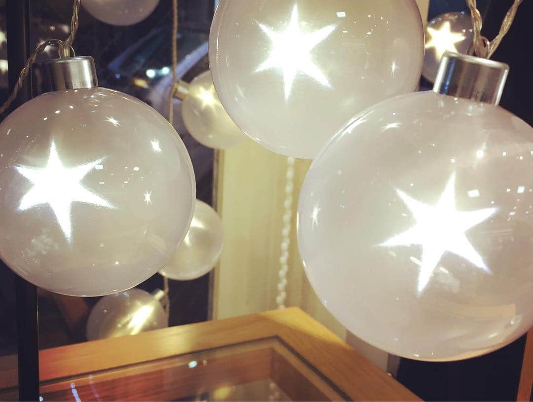 NOLLEY'S ノーリーズさんのインスタグラム写真 - (NOLLEY'S ノーリーズInstagram)「ノーリーズ銀座店がクリスマスの装いに🎄  ウィンドウに使用した電球は ノーリーズの店頭でも販売しています。 電気を付けると電球の中に星が浮かび上がる仕様。 クリスマス時期だけではなく、普段のお部屋のインテリアライトとして飾るのも素敵です☆ ※全店での販売はございません。詳しくはお近くの店舗にお問い合わせください。  #nolleys#nolleyssophi#ノーリーズ#ノーリーズソフィー#クリスマス#冬#ライト#星#スター#ディスプレイ#sparkle#お買物#爽やか#レディース#今日の服#大人コーデ#大人女子#上品コーデ#上品スタイル#華やかコーデ#お出かけコーデ#デート#コーディネート#通勤#通勤コーデ #ファッション#今日のファッション#きれいめ」12月5日 11時53分 - nolleys_official