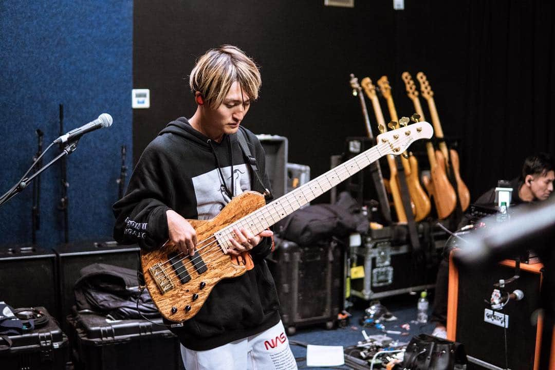 Ryota さんのインスタグラム写真 - (Ryota Instagram)「Finally we are starting Europe tour! I'm looking forward to playing tonight! See you soon🤘 Photo by @jamiecarterfilms」12月5日 14時13分 - ryota_0809