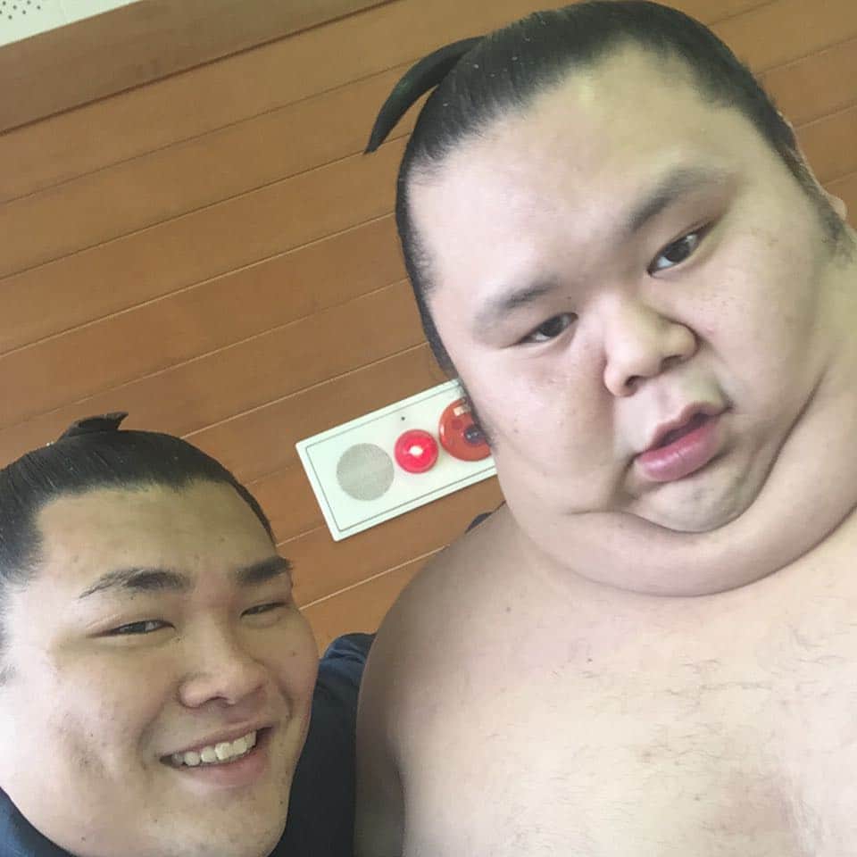 照強翔輝のインスタグラム：「今日は別府市へ移動します！ 温泉でゆっくりしまーす！ #千代丸#二重あごやばい#ブサ可愛」